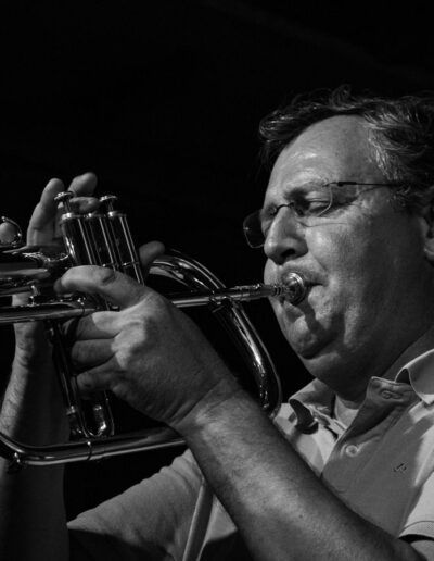 Trompetista tocando la trompeta en directo, en blanco y negro
