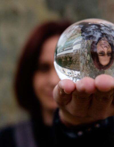 Mano sosteniendo una bola de cristal con un reflejo invertido