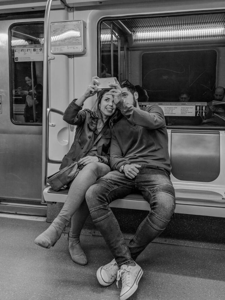 Persona sentada en un vagón de metro, fotografía urbana en blanco y negro