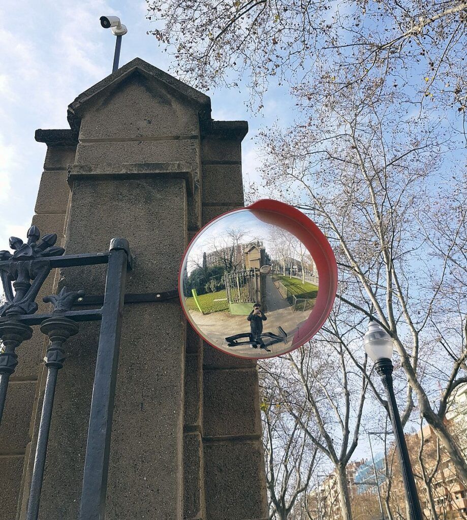 Monumento urbano con un reflejo en un espejo circular