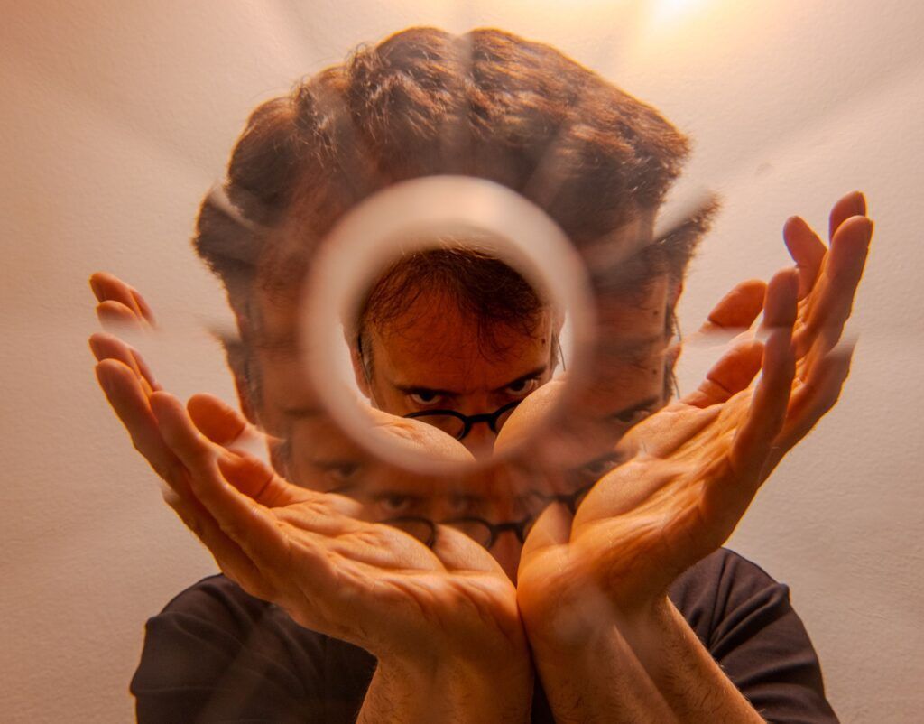 Manos sosteniendo un objeto circular luminoso