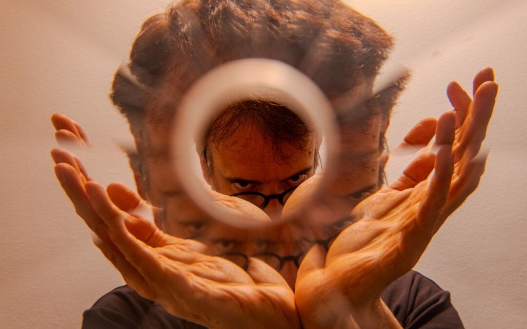 Manos sosteniendo un objeto circular luminoso