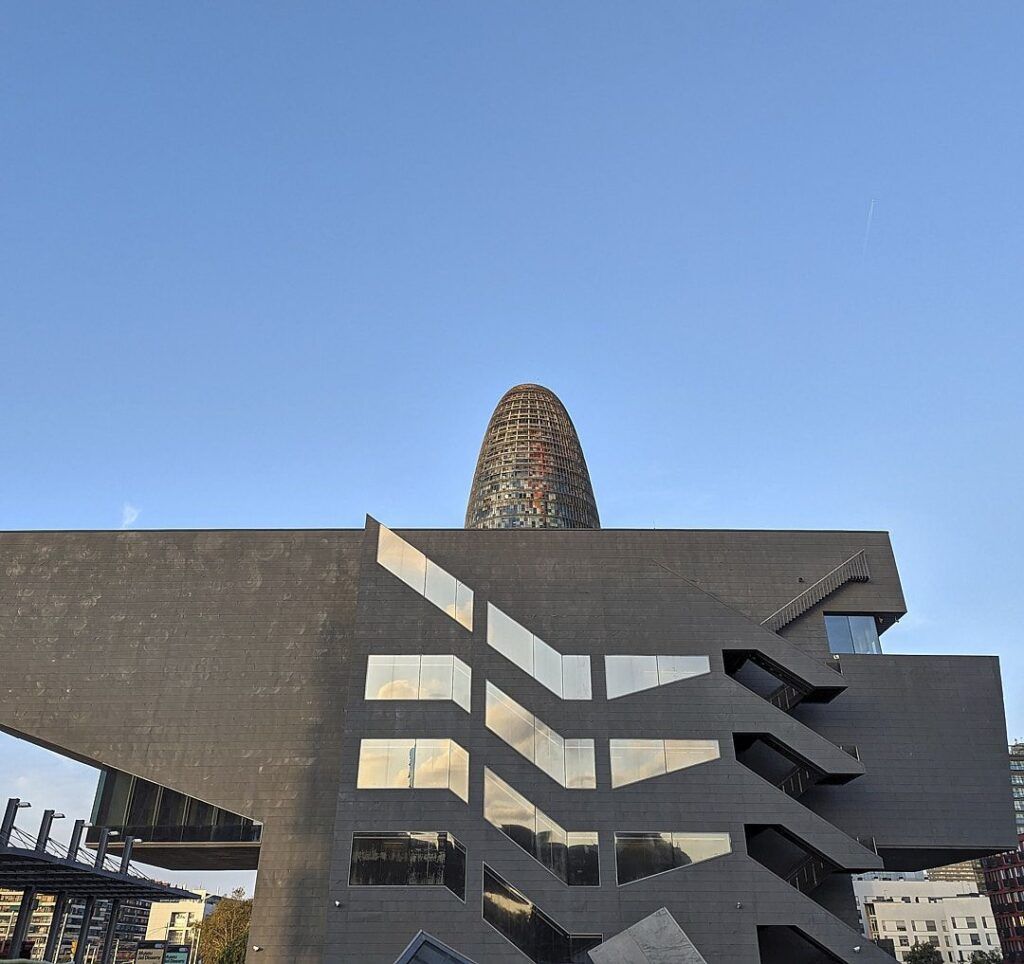 Fachada de un edificio de arquitectura moderna