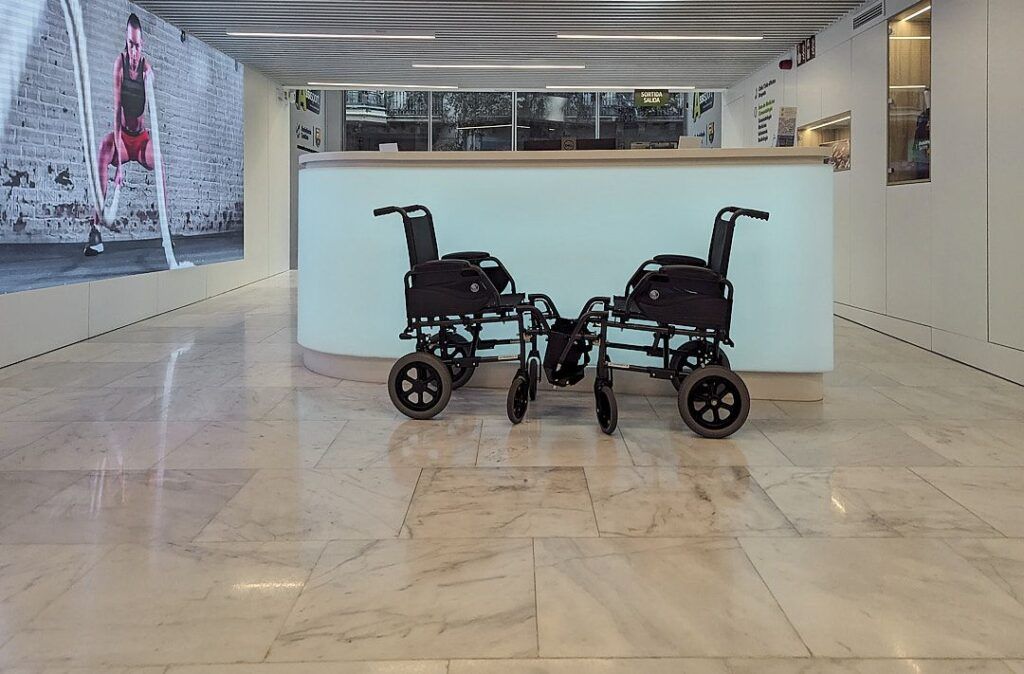 Dos sillas de ruedas en el vestíbulo de un edificio