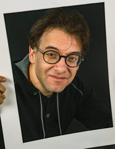 Autorretrato en formato polaroid de un hombre con gafas