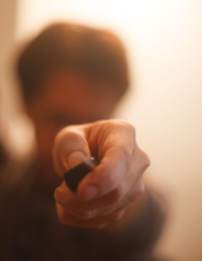 Autorretrato abstracto con una mano extendida hacia la cámara