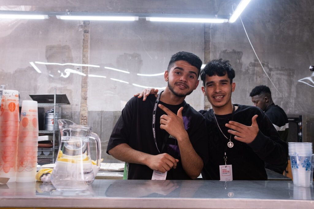 Dos jóvenes posando tras la barra de un local