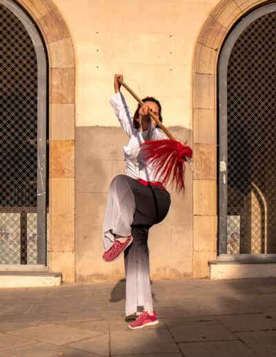 Persona con vestuario rojo actuando durante el Año Nuevo Chino