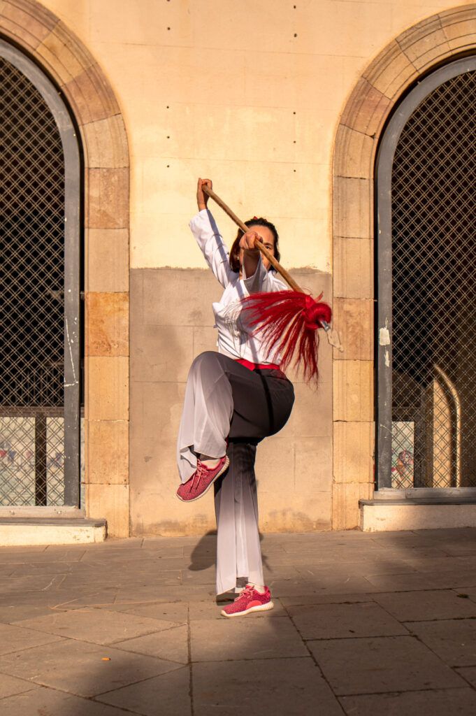 Persona con vestuario rojo actuando durante el Año Nuevo Chino