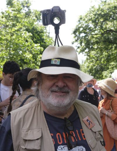 Hombre mayor con sombrero y barba blanca en una fiesta popular