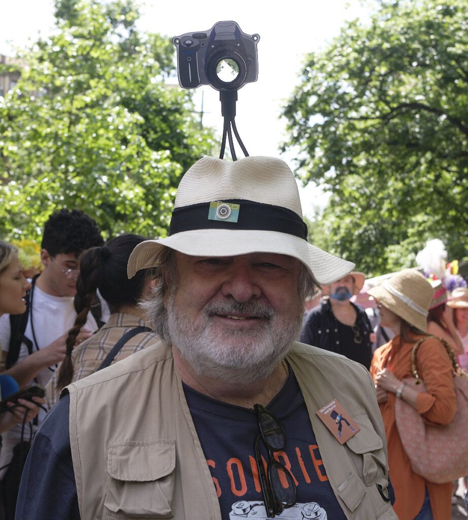 Hombre mayor con sombrero y barba blanca en una fiesta popular