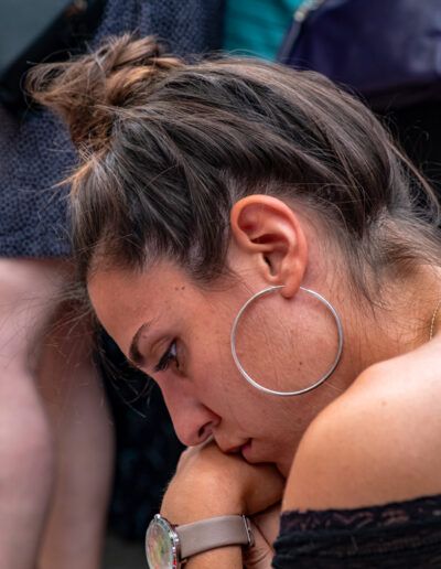Dos personas abrazándose en un momento emotivo en la calle