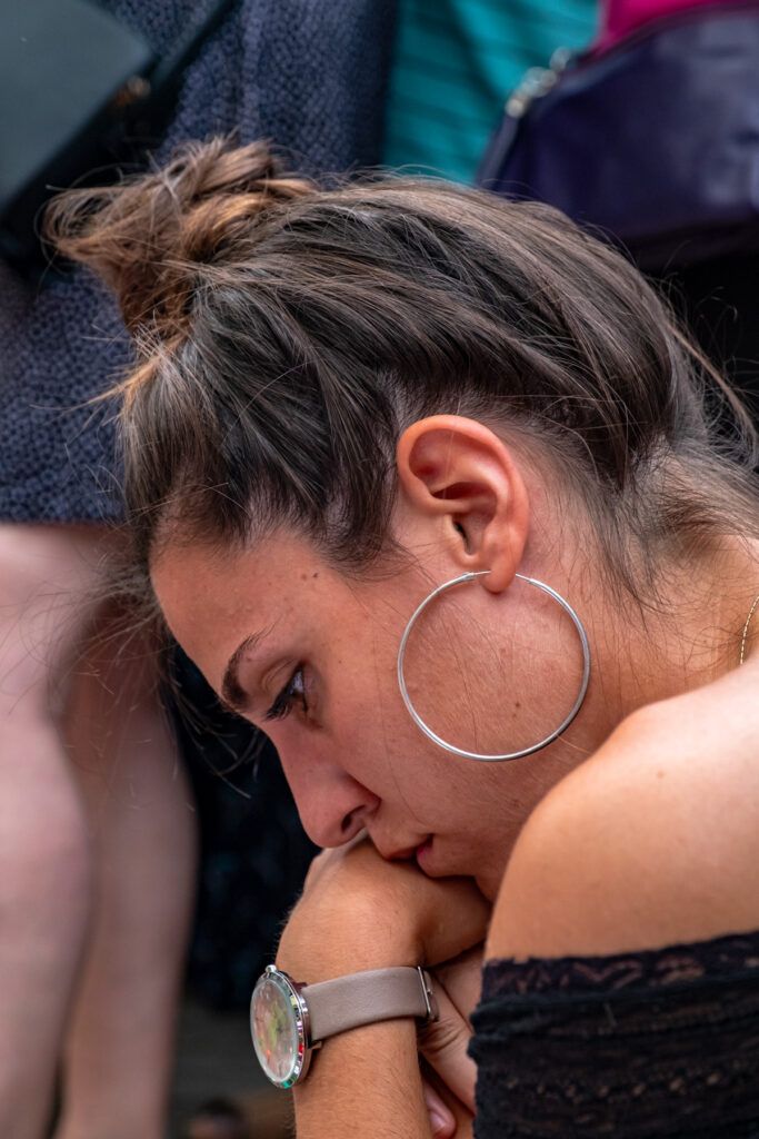 Dos personas abrazándose en un momento emotivo en la calle