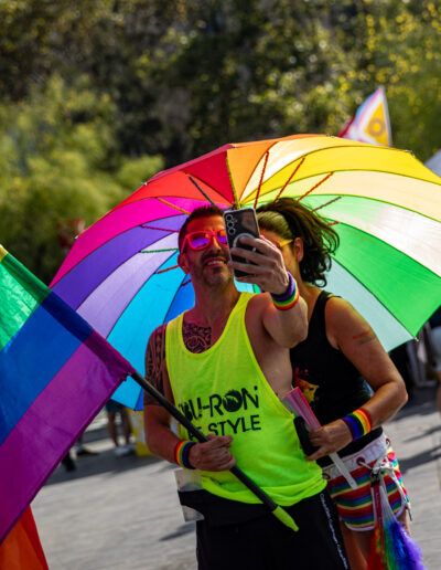 Personas con una gran bandera arcoíris en el desfile del Orgullo