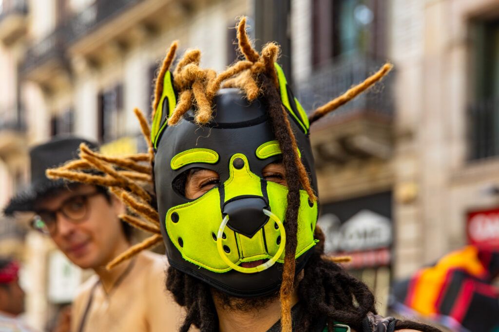 Persona con una máscara amarilla en una celebración callejera