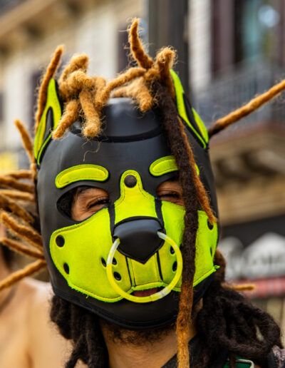 Persona con una máscara amarilla en una celebración callejera