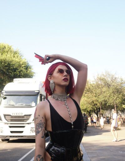 Persona bailando en la calle durante el desfile del Orgullo