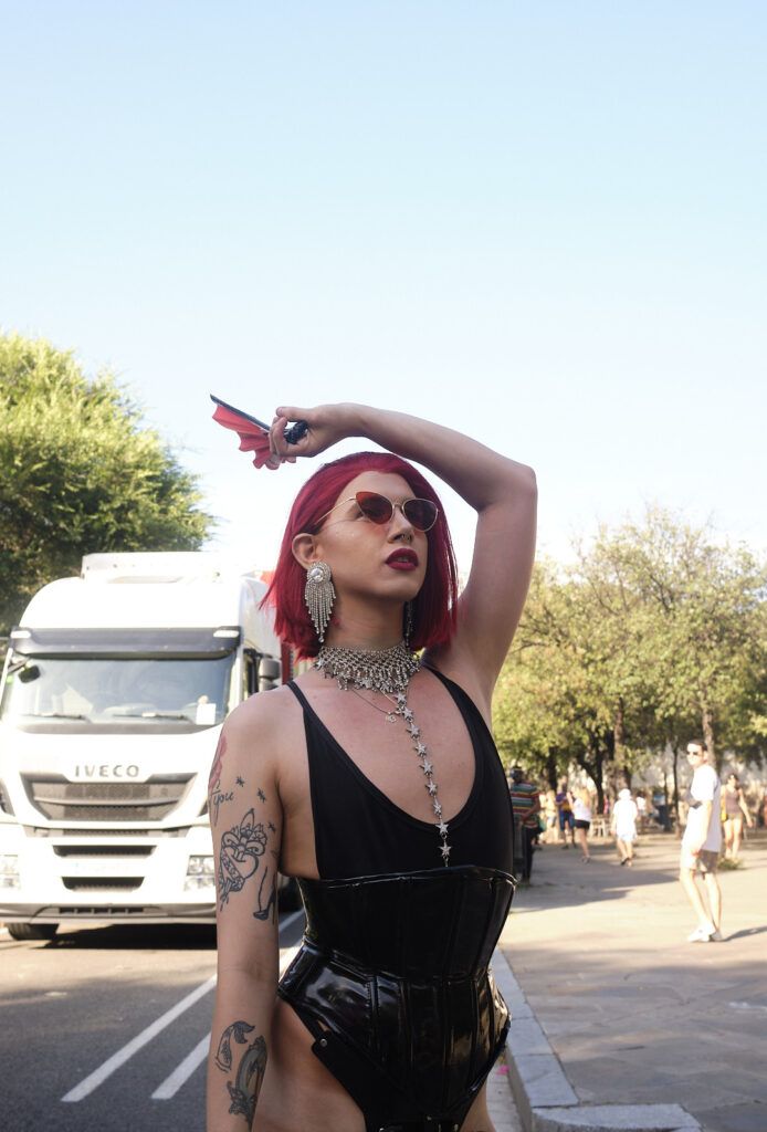 Persona bailando en la calle durante el desfile del Orgullo