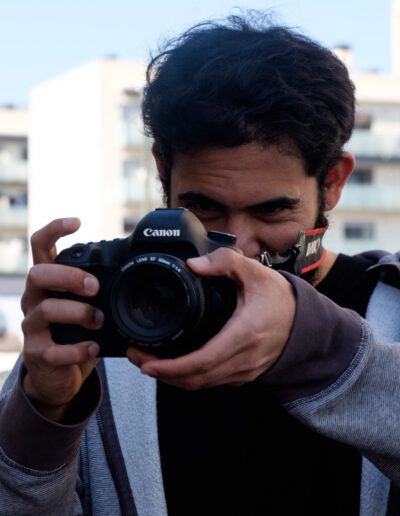 Hombre joven fotografiando con una cámara réflex en un mercado