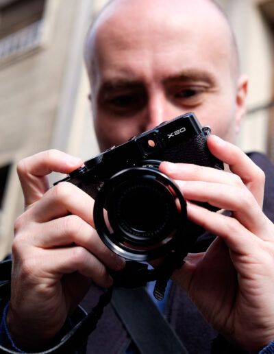 Hombre fotografiando con su cámara en un primer plano en la calle
