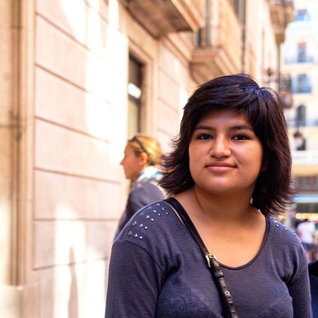 Retrato de una mujer joven de pelo oscuro en una calle de Barcelona