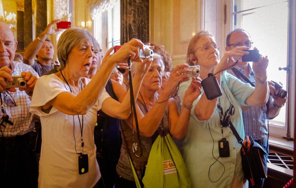 Grupo de personas mayores tomando fotos con sus cámaras
