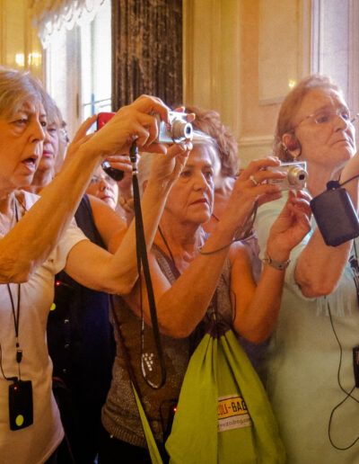 Grupo de personas mayores tomando fotos con sus cámaras