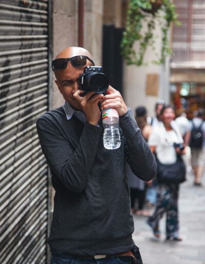 Fotógrafo disparando con su cámara en una calle de Barcelona
