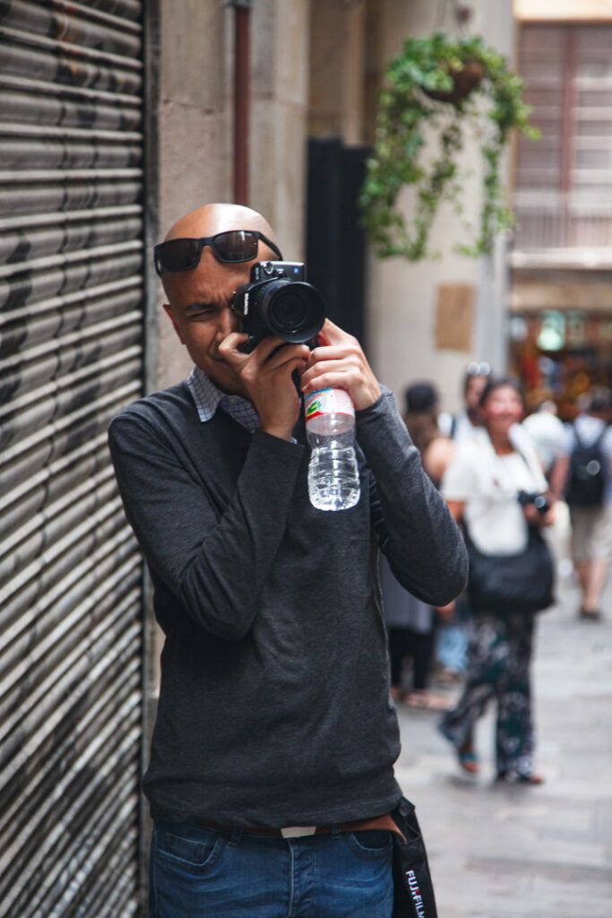 Fotógrafo disparando con su cámara en una calle de Barcelona