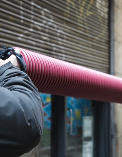 Fotógrafo de calle disparando con una cámara y un teleobjetivo en Barcelona