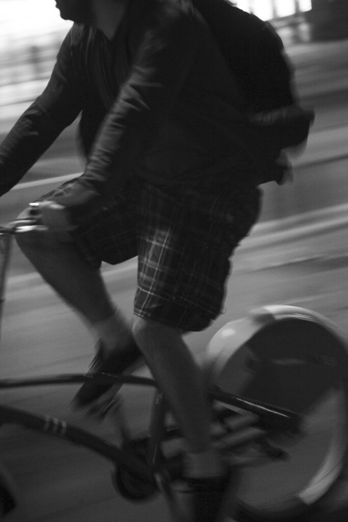 Personas paseando por Barcelona en blanco y negro, fotografía callejera de Lluís Ridao