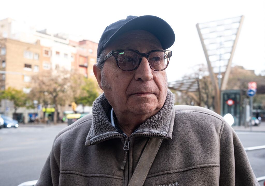 Retrato de un hombre mayor con gorra y gafas en el barrio de Nou Barris