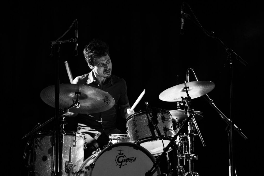 Baterista de jazz tocando una batería Gretsch en directo, fotografía en blanco y negro