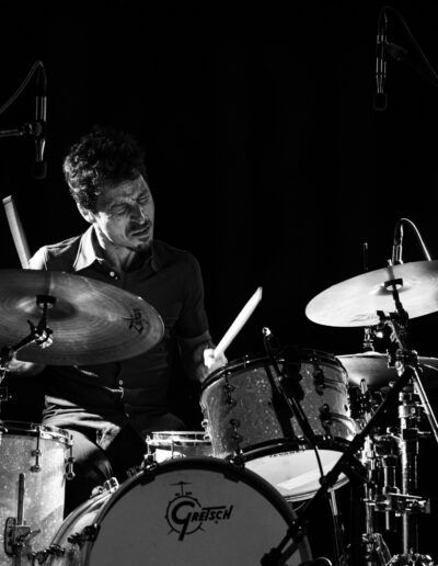 Baterista de jazz tocando una batería Gretsch en directo, fotografía en blanco y negro