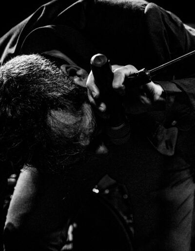 Cantante femenina en directo con pañuelo de flecos, brazo extendido, fotografía en blanco y negro