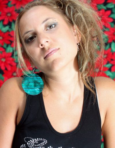 Retrato de una chica joven con trenzas y flores rojas de fondo