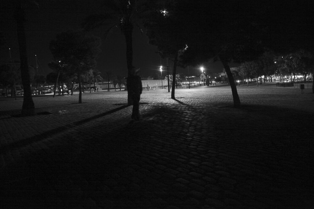Vista urbana de Barcelona en blanco y negro, fotografía callejera de Lluís Ridao