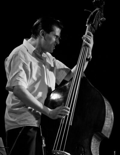 Contrabajista tocando el contrabajo en directo en Barcelona, fotografía en blanco y negro