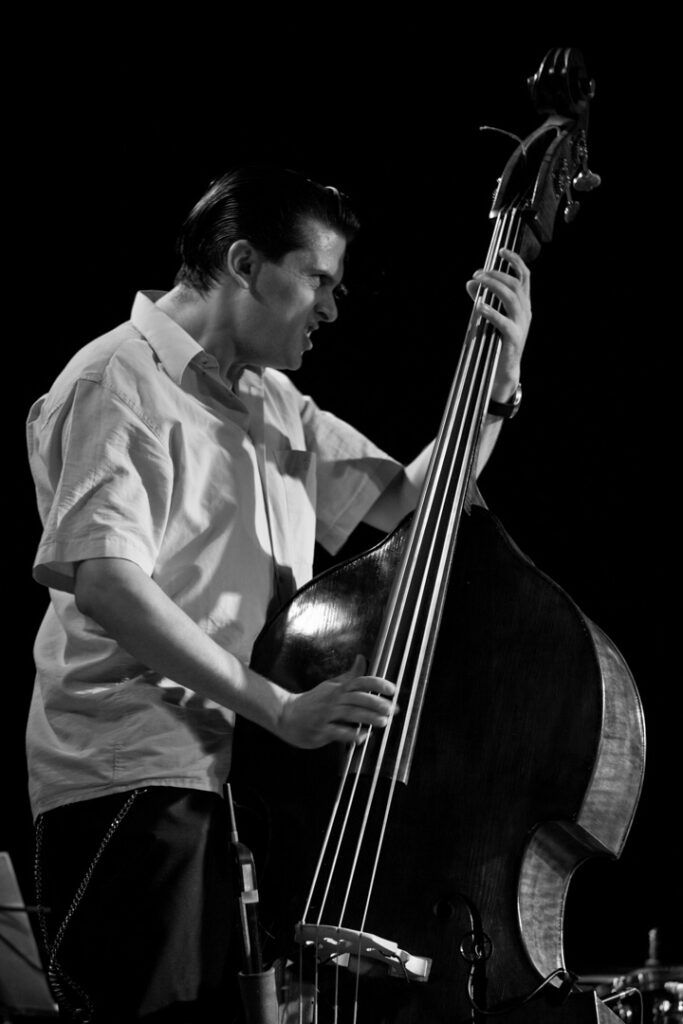 Contrabajista tocando el contrabajo en directo en Barcelona, fotografía en blanco y negro