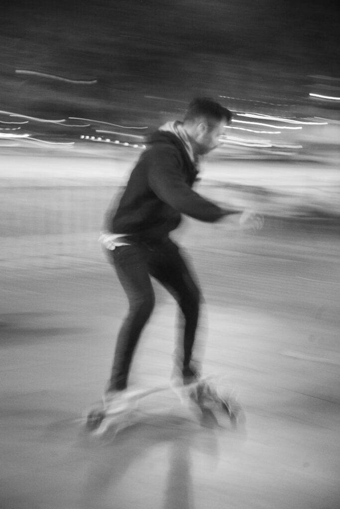 Fotografía de movimiento urbano en blanco y negro, street photography de Lluís Ridao en Barcelona