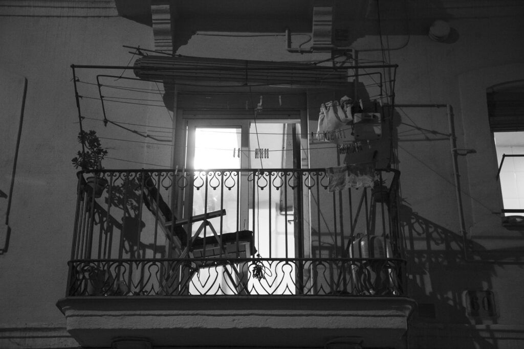 Balcón urbano en blanco y negro, fotografía arquitectónica de Lluís Ridao en Barcelona