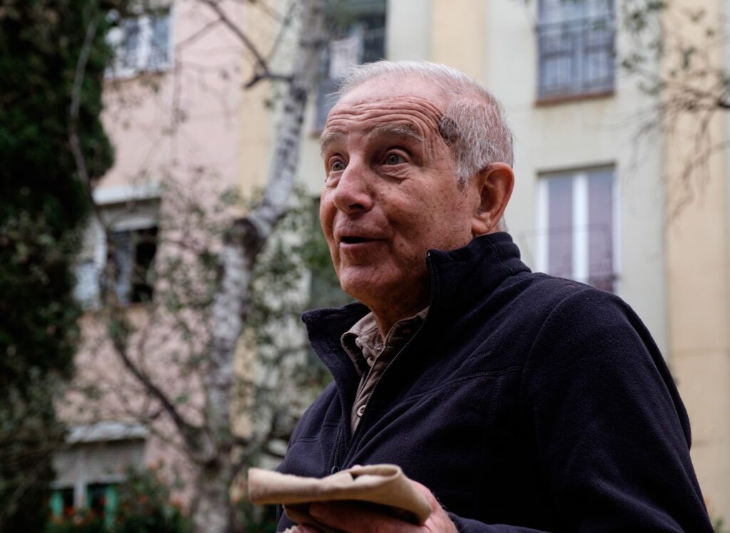 Retrato de un hombre mayor de perfil con un bocadillo en la mano