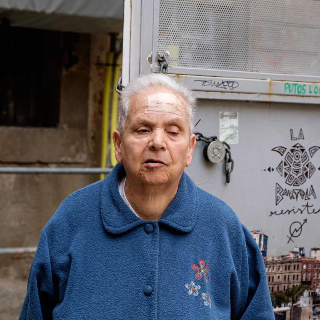 Retrato de un hombre mayor con chaqueta azul en la calle