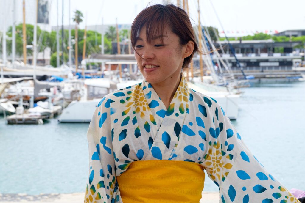 Retrato de una mujer joven con kimono de lunares en un puerto deportivo