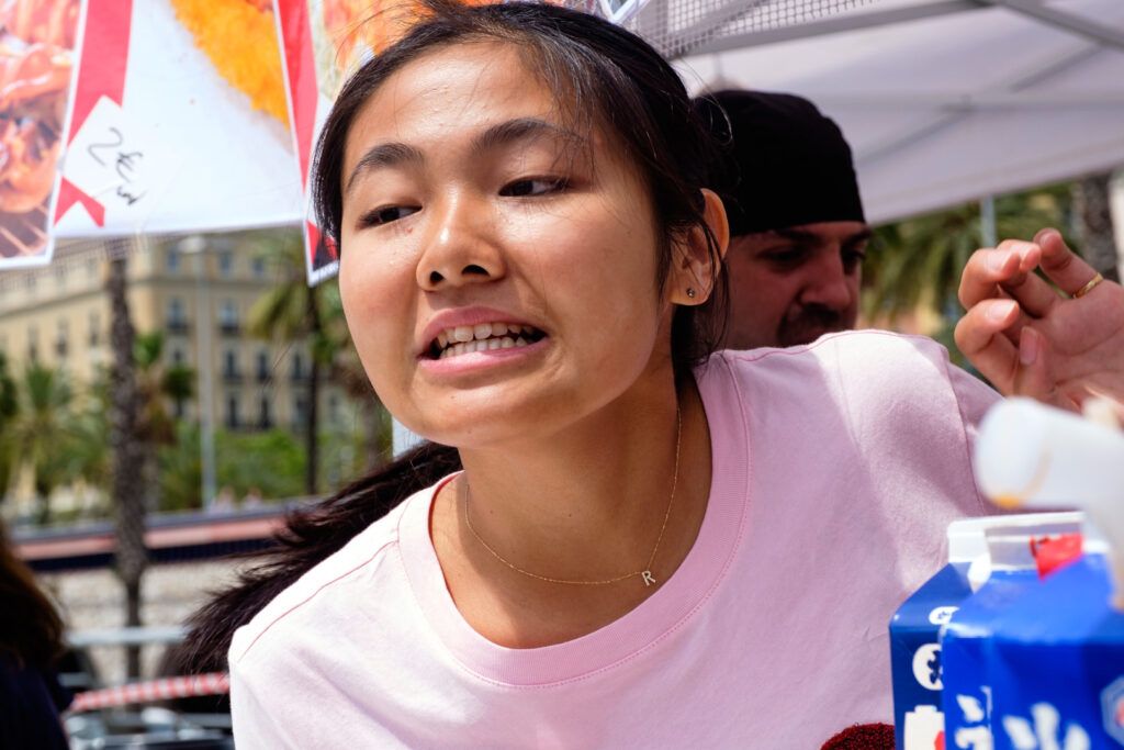 Mujer joven en un evento social entre la gente