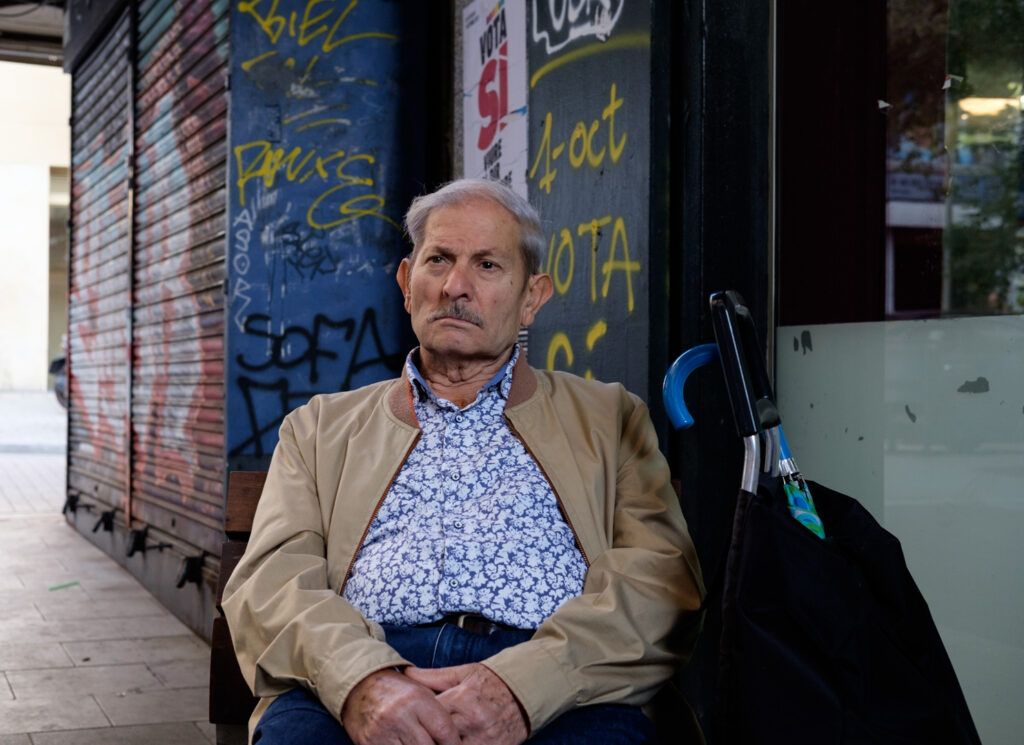 Hombre mayor en un mercado con grafiti de fondo, Barcelona