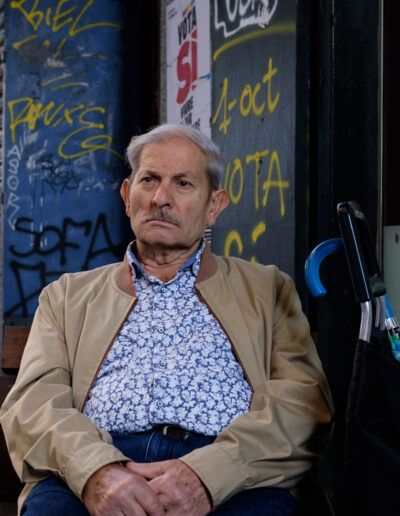 Hombre mayor en un mercado con grafiti de fondo, Barcelona