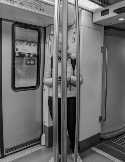 Fotografía urbana entre barrotes de hierro, street photography en blanco y negro de Lluís Ridao