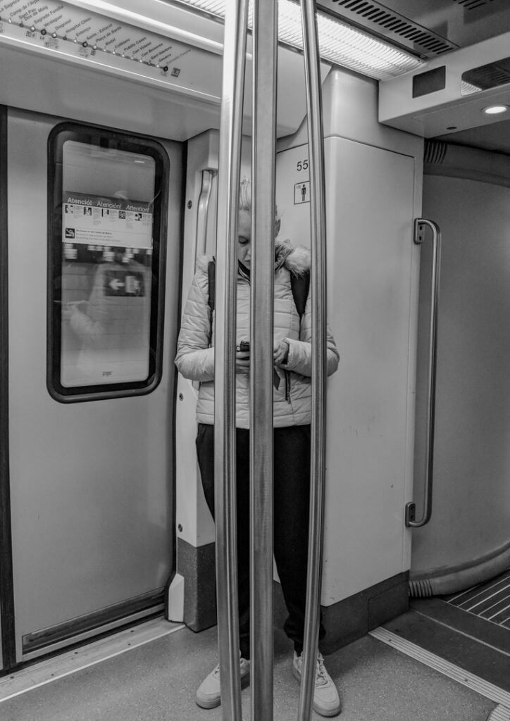 Fotografía urbana entre barrotes de hierro, street photography en blanco y negro de Lluís Ridao