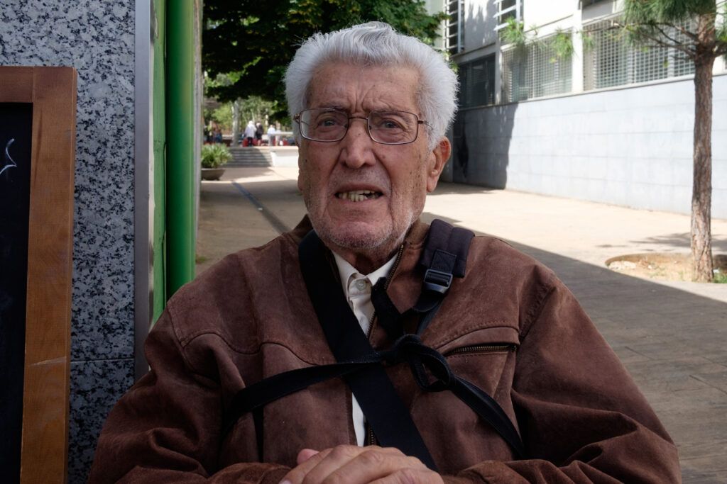 Hombre mayor de barba blanca con chaleco, retrato de calle